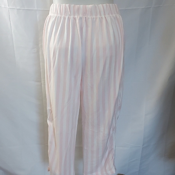 Liz Claiborne pajama set small flaw - Picture 8 of 12